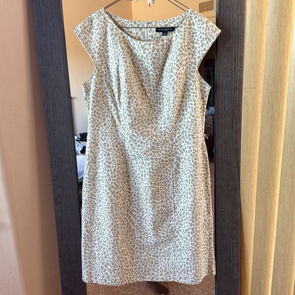 Elegant White Patterned Dress - Picture 5 of 5